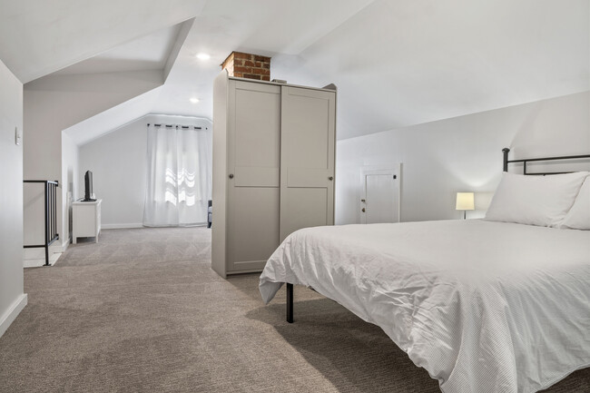 Building Photo - 1223 E Oakland Ave