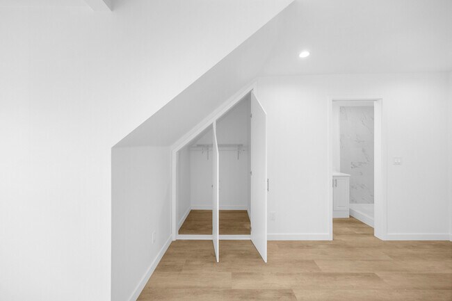 Building Photo - 309 N Catalina Ave