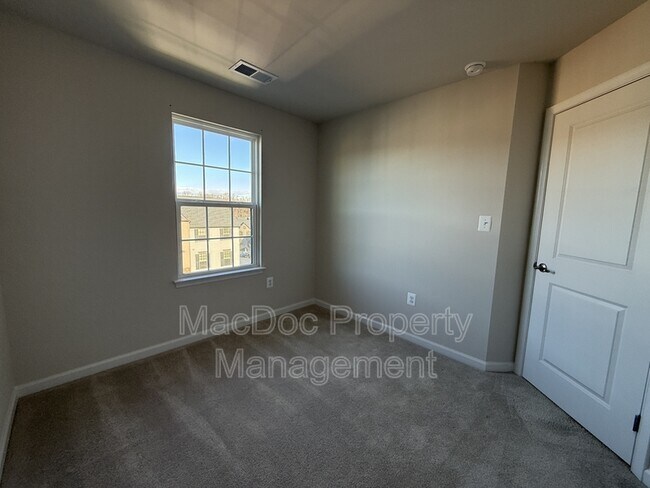 Building Photo - 1100 Rampart Dr