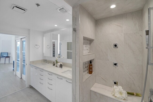 Building Photo - 4114 W Palm Aire Dr