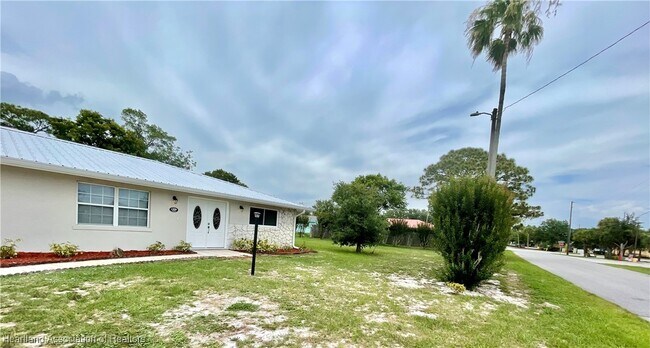 Building Photo - 1409 Palm Way
