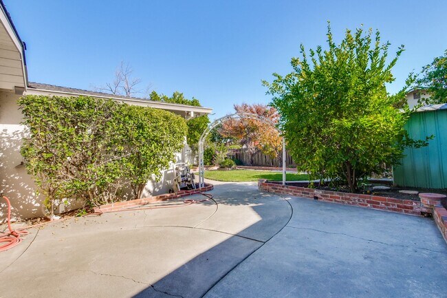 Building Photo - Hardwood Floors- Top Moreland SCH- SM Dogs Welcome- Close to Apple