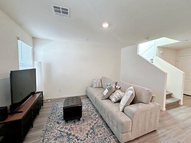 Building Photo - FURNISHED 3 BEDROOM + LOFT TOWNHOME WITH 2 CAR GARAGE