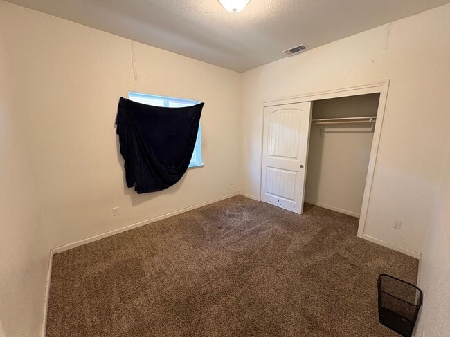 Building Photo - Beautiful Single Story Home Ready To Be Ca...