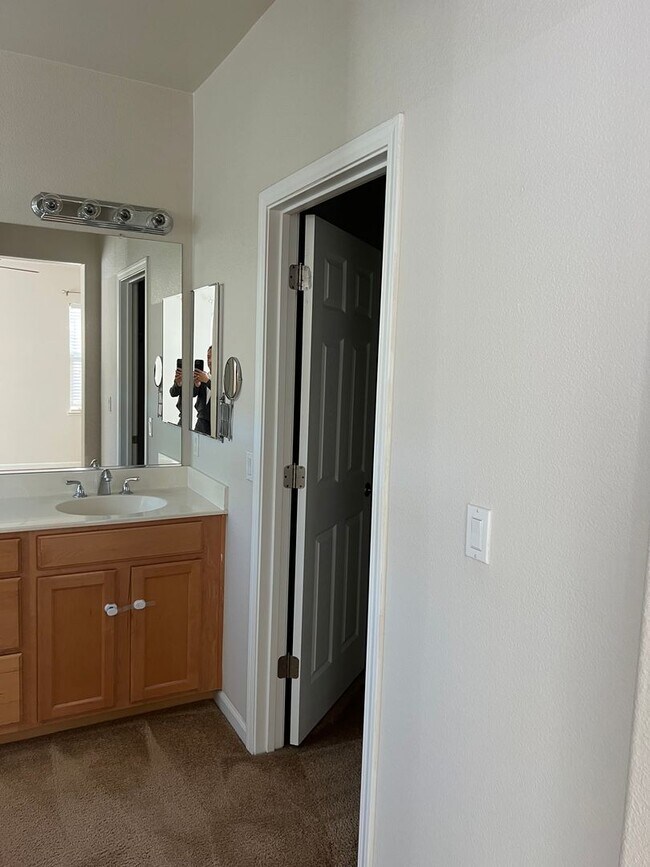 Building Photo - Low-Maintenance 3BR/3BA Home in Elk Grove – Walking Distance to Shops & Restaurants