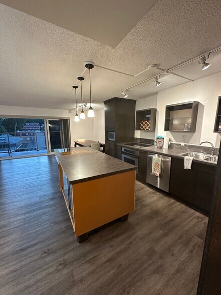 Building Photo - 4545 Wornall Rd