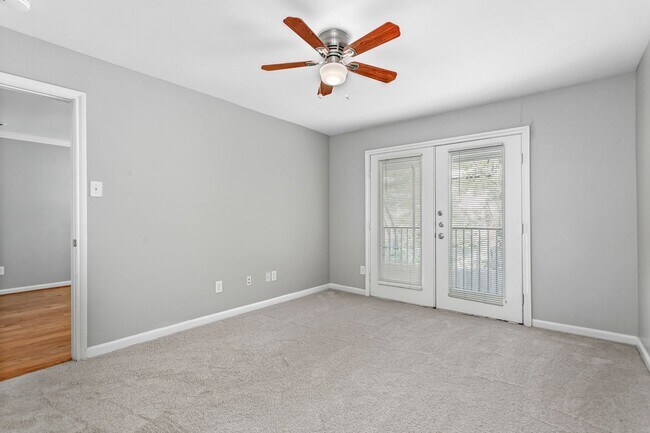 Building Photo - 2 Bedroom, 2 Bath Apartment in Munger Place!
