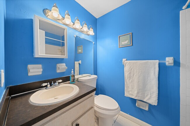 Building Photo - 2147 Sandalwood Dr