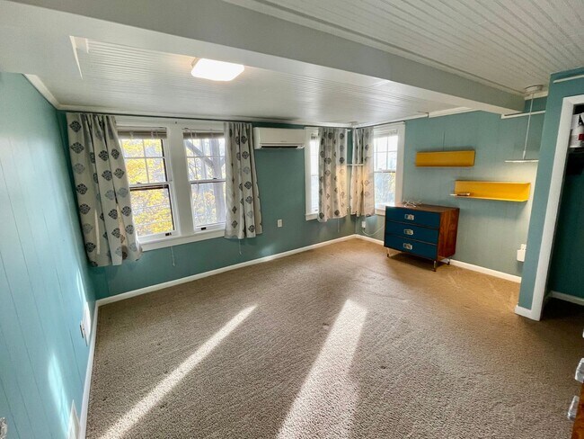 Building Photo - Great Montford location, Partially Furnished Studio Apartment, Utilities Included!