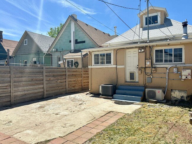 Building Photo - 3 Bedroom 2 Full Bath Renovated Single Fam...