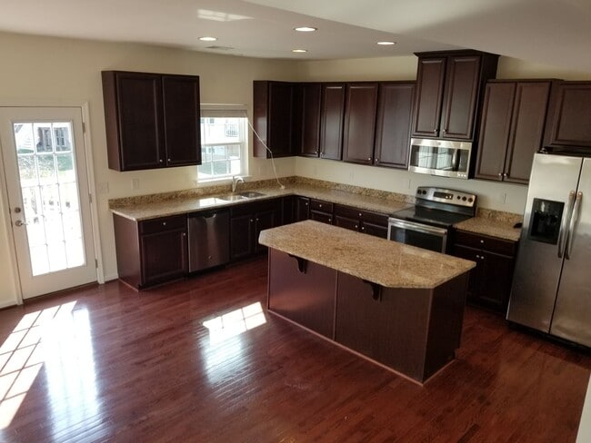 Building Photo - Large, Luxury, Garage Townhome in Hockessi...