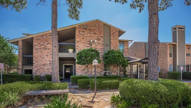 Building Photo - 15330 Ella Blvd Blvd