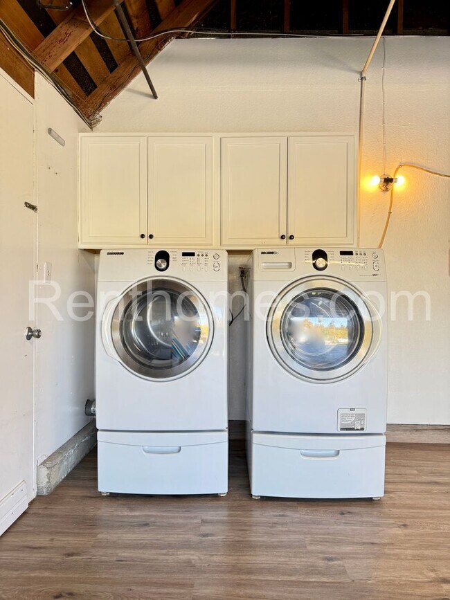 Building Photo - 9911 Ivy St