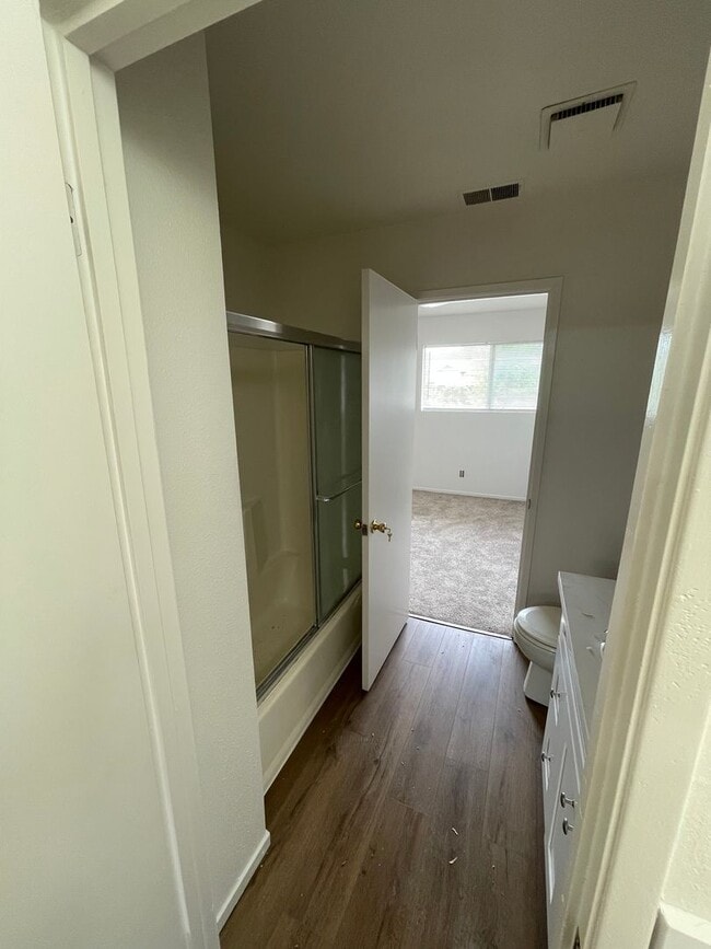 Building Photo - Charming Townhouse (2 Bed / 1.5 Bath)