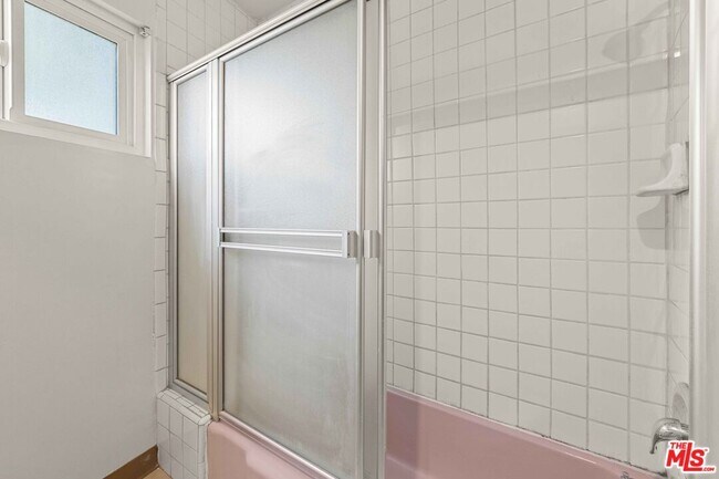 Building Photo - 15540 Moorpark St