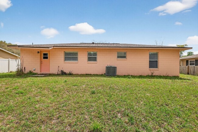 Building Photo - 3 Bedroom Home in Tavares – Available Now!