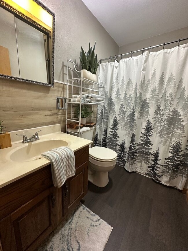 Building Photo - 3bed, 1 bath home for rent in Waterloo.