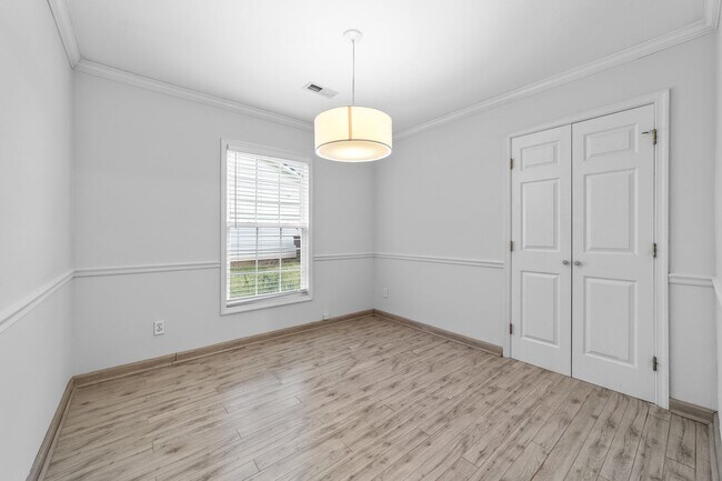 Building Photo - Spacious 3 Bedroom, 2 Bath with huge livin...