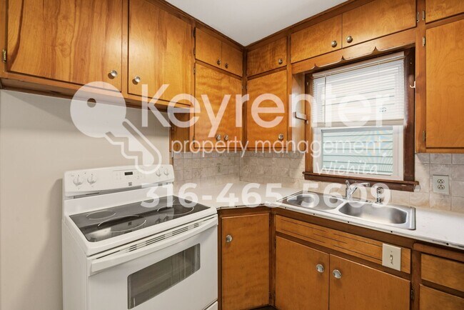 Building Photo - Charming 3-Bedroom Home with Original Hardwood Floors & Large Backyard