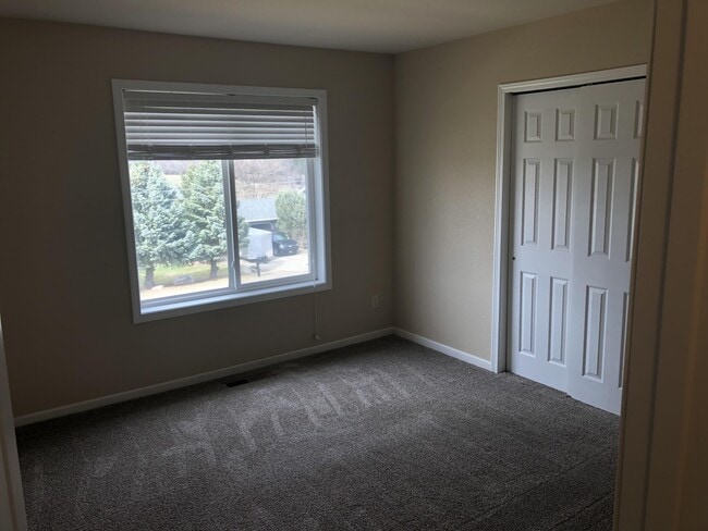 Building Photo - 704-726 26 St NW