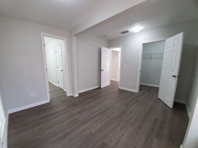 Building Photo - 2 Bedroom, 1 Bathroom Home with Yard - 7 M...
