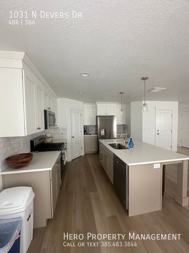 Building Photo - 1031 Devers Dr