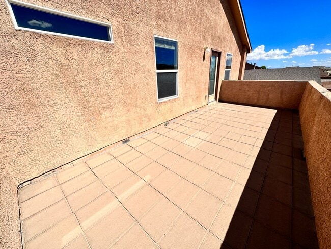 Building Photo - Stunning 3 bed, 2.5 bath, 2575 sq ft home ...