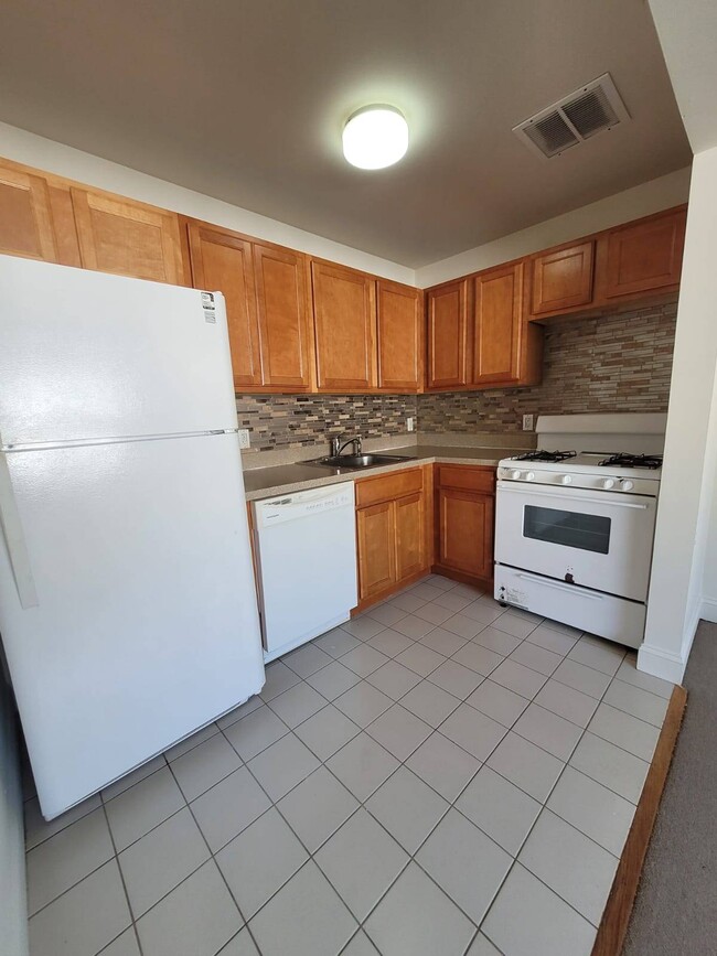 Building Photo - 103 Cove Ct