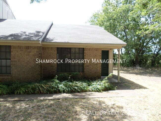 Primary Photo - Midway ISD flat unit in great location.