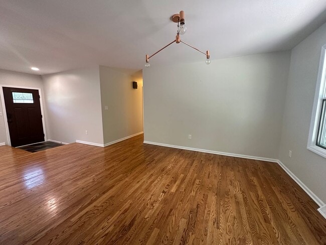 Building Photo - Large 4 bedroom ranch in Forest Hills