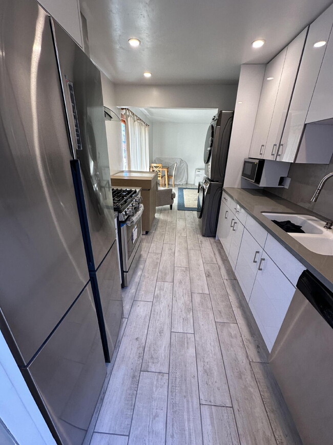 Building Photo - LIVE THE OCEAN BEACH LIFESTYLE!