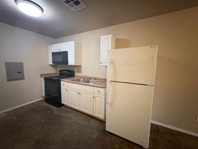 Building Photo - Newer construction 2 bedroom/1 bathroom house with Central Air & Heat!