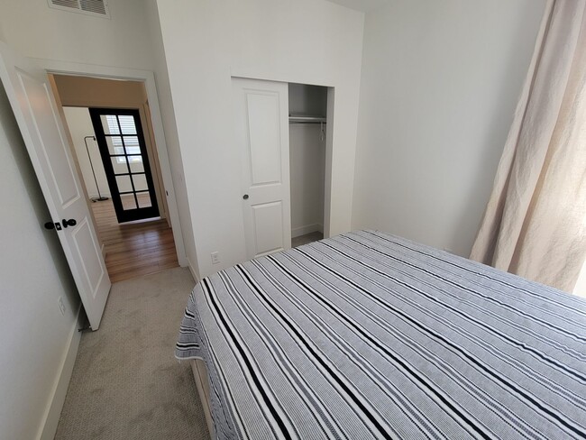 Building Photo - Stunning and spacious 4.5 bedroom, 3 bathroom home located in Morgan Hill