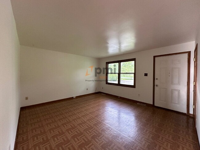 Building Photo - 732 N State Rd 149