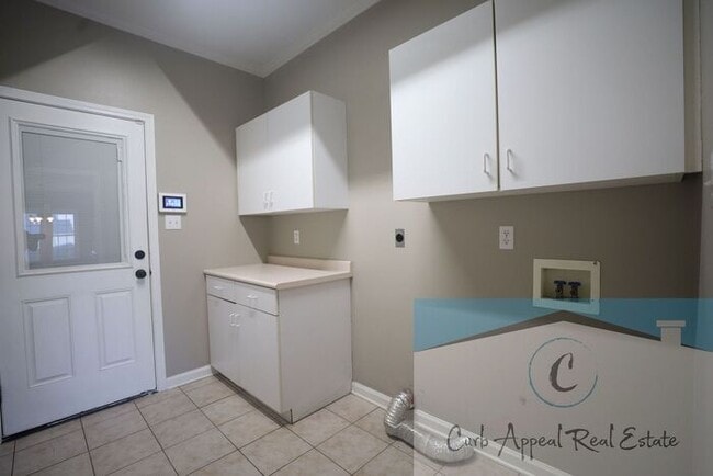 Building Photo - 4 bedroom 2 bath recently built home (Nett...