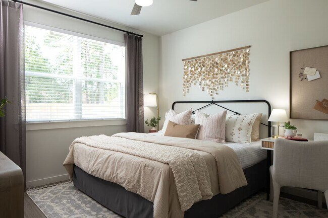 Building Photo - Live Modern + Save Big!