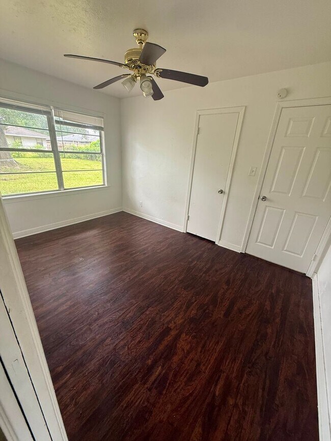 Building Photo - 5720 Shivers Dr
