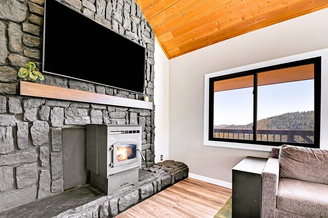 Building Photo - 1244 Hyland Dr