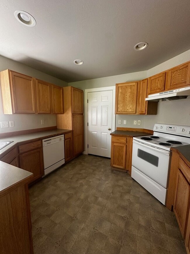Building Photo - Beautiful 3 Bedroom Home- Centrally Locate...