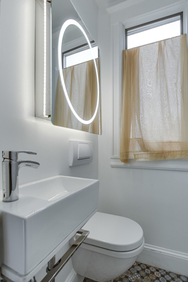 Powder room - 702 Ingraham St NW