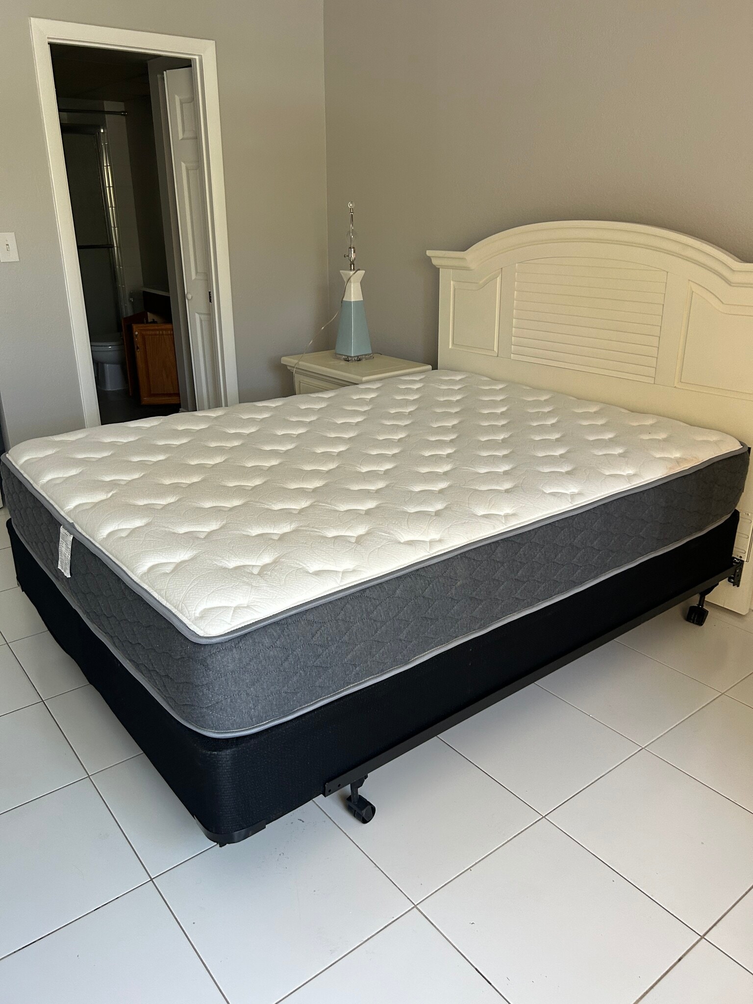 Master queen bed - 470 NW 20th St