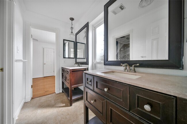 Building Photo - 501 Desert Aire Dr