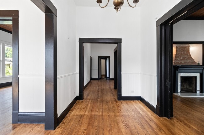 Building Photo - 327 S Robb St