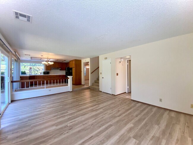 Building Photo - Spacious 4-bedroom home with Bonus Loft located in Union City! – Beautiful Backyard!