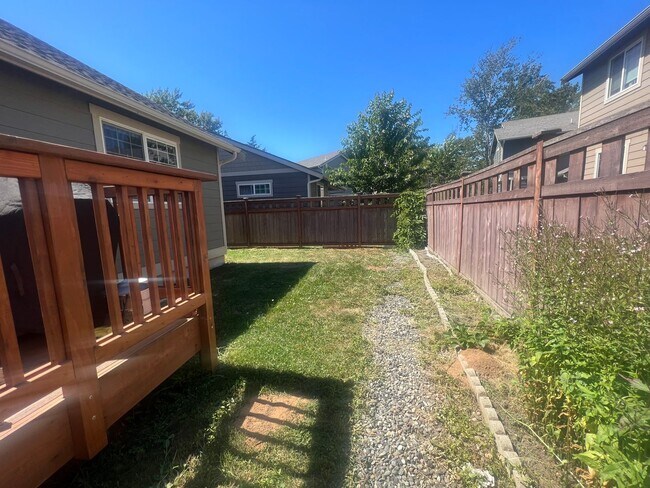 Building Photo - 3 Bed, 2.5 Bath with Garage and Fully Fenced Back Yard