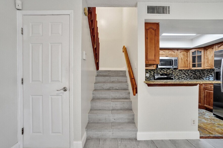 Building Photo - 4260 Village Dr