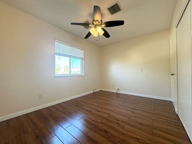 Building Photo - AVAILABLE NOW!! 3 Bed / 2 Bath Home in Des...