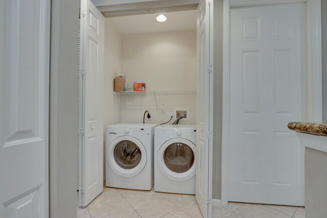 Building Photo - 1365 Vía De Pepi