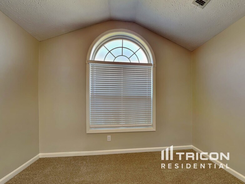 Building Photo - 2051 Meadowglen Ln