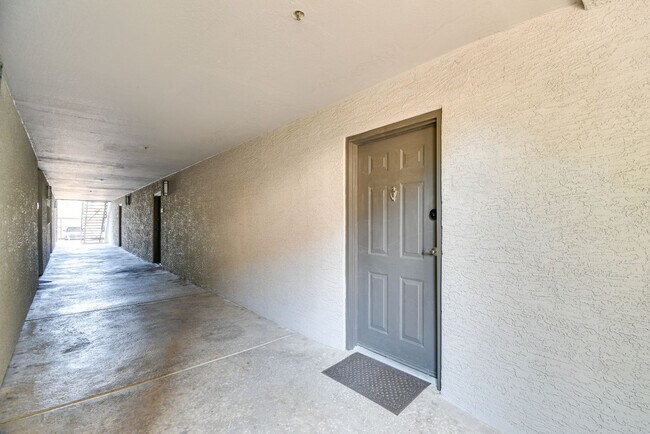 Building Photo - 2025 E Campbell Ave